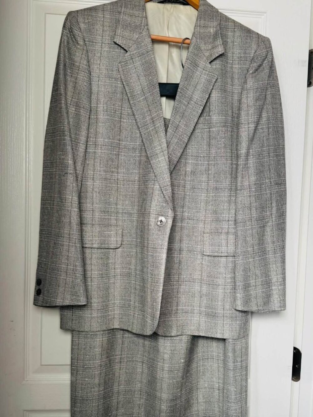 STUNNING BURBERRY WOMEN'S PLAID SKIRT SUIT